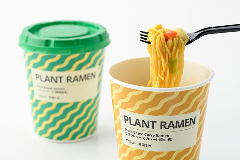 左から：「プラントラーメン(野菜ベースの塩味)」190円、「プラントラーメン(カレー味)」250円(すべて税込)。