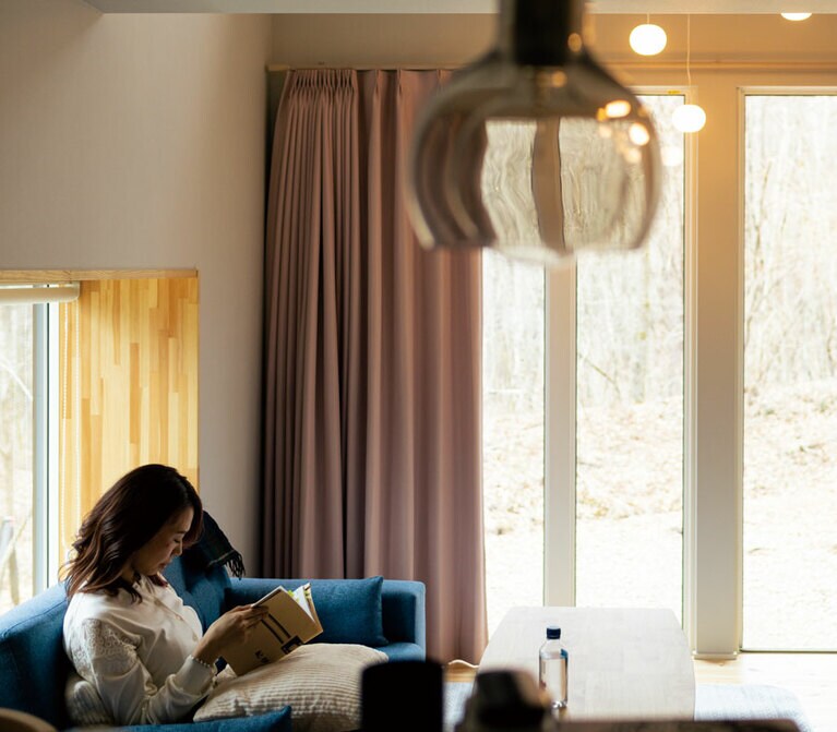 青いソファに座り、本を読む。ここにいれば集中できるのが何よりもうれしい。