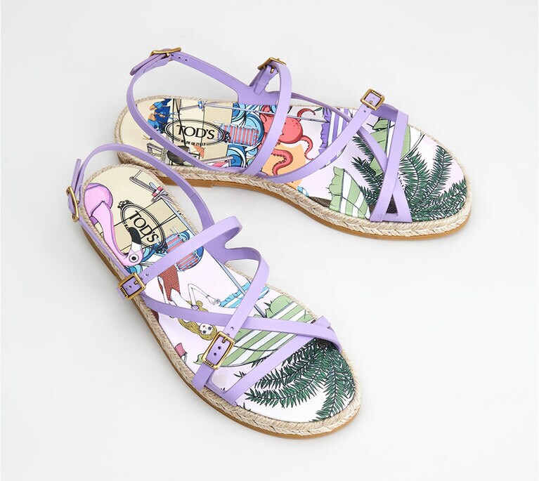 サンダル H2cm 83,600円。