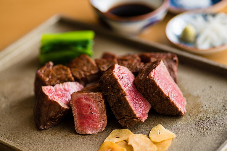 特選和牛の鉄板焼き。京焼や清水焼の器使いも楽しい。