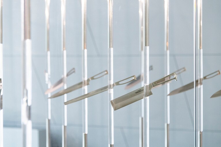 刃物を使ったユニークなディスプレイも。