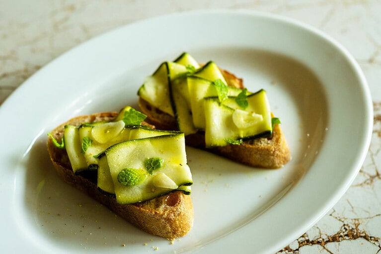 ズッキーニとレモンのクロスティーニ。