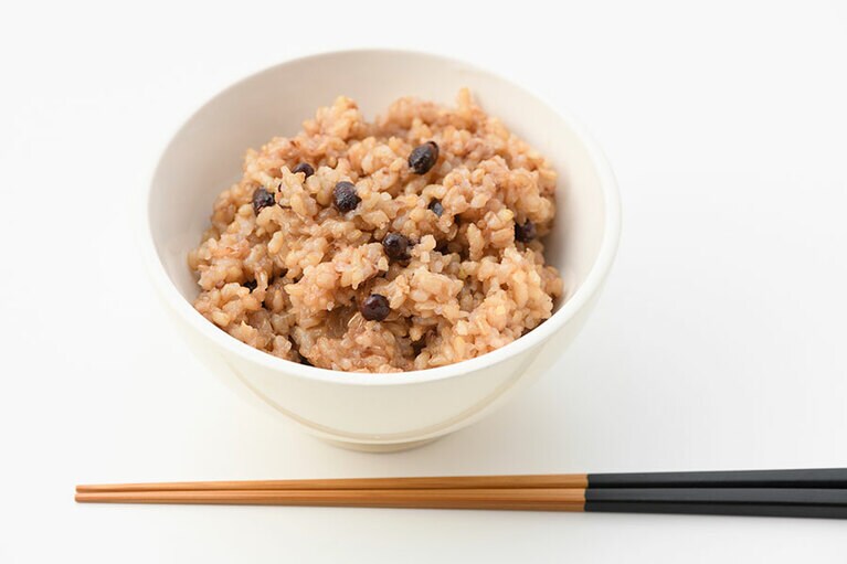 天然塩を入れて炊くことで、玄米や雑穀の風味を引き立てる。寝かせ玄米6個入りお試しセット／結わえる