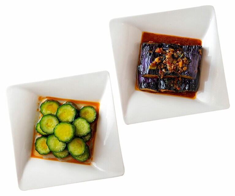 左：キュウリ漬け「辣味黄瓜」100元、右：焼きナス「紅焼茄子」140元。