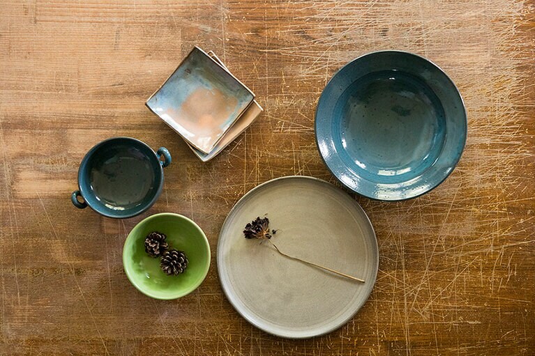 右から、〈shinkai〉リムボウル 8,000円、〈kasumi〉プレート 6,000円ほか。