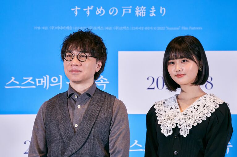 ソウルで行われた記者懇談会での新海誠監督と原菜乃華　©Penta Press／時事通信フォト