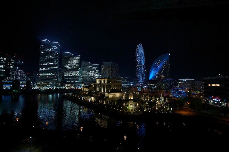 運河の上に差しかかると浮遊感も。ガラス窓が大きいので、足元まで夜景が広がります。