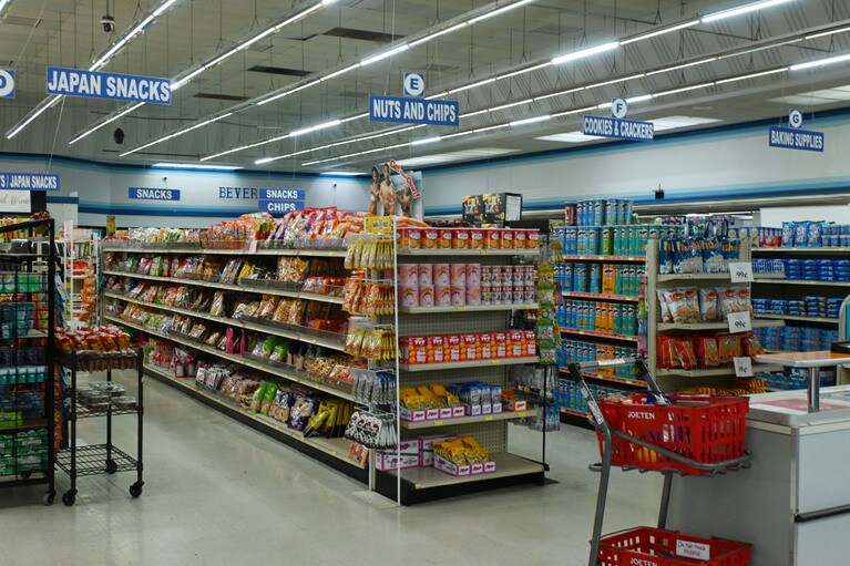 定番のお土産以外にも、アメリカンな雑貨やお菓子を選ぶというテも。