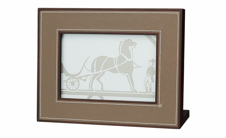 エトゥープ色で素材はマホガニー材を使用。フォトフレーム「プレイヤード」(H17cm×W21cm)86,000円／エルメス(エルメスジャポン)