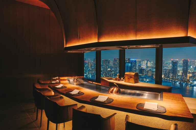 鉄板焼「燈辻（とつじ）」の店内。日本各地から厳選された銘柄牛を使用し、好みの部位をプライベートに保管できるサービス「ミートキープ」を提供。理想の熟成を施すことで、”ボトルキープ”ならぬ「ミートキープ」という贅沢なサービスが楽しめる。