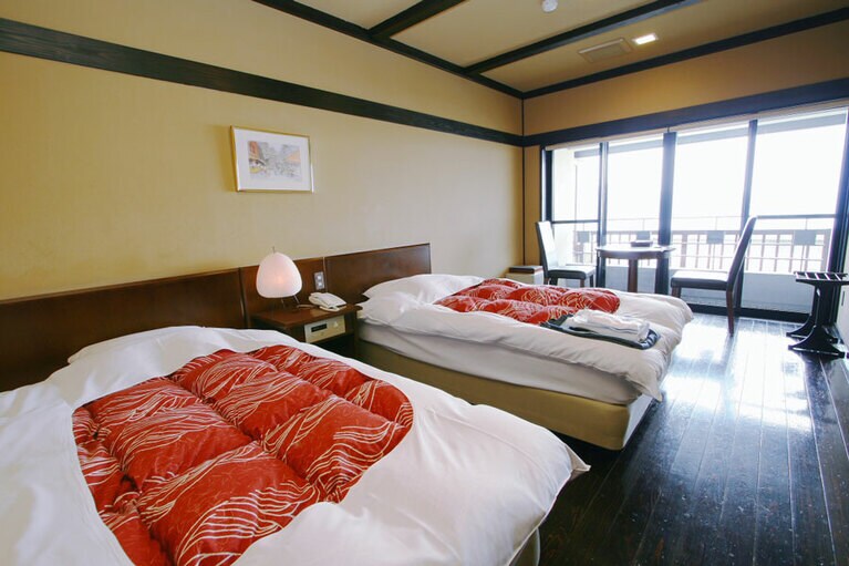 鰹乃國の湯宿 黒潮本陣［高知／土佐久礼］本館洋室。