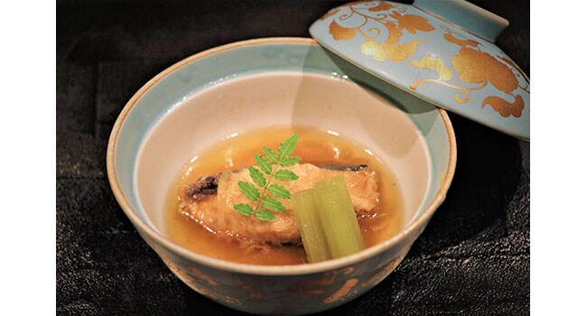 旬の魚のオランダ煮は自慢の一品。