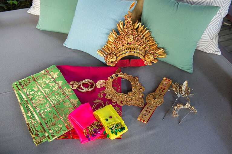 本格的な衣装を身に着けて派手なメイクを施せば、すっかり別人に！