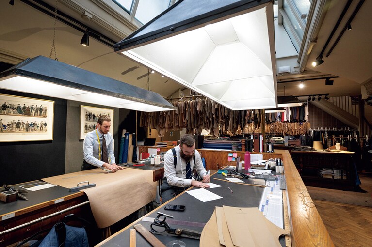 ネクタイを締めて作業するカッターたち。