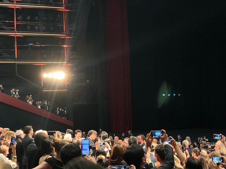 『パラサイト』上映直後の様子。中央やや左よりに、ソン・ガンホとポン・ジュノの姿が見える。大喝采だった。