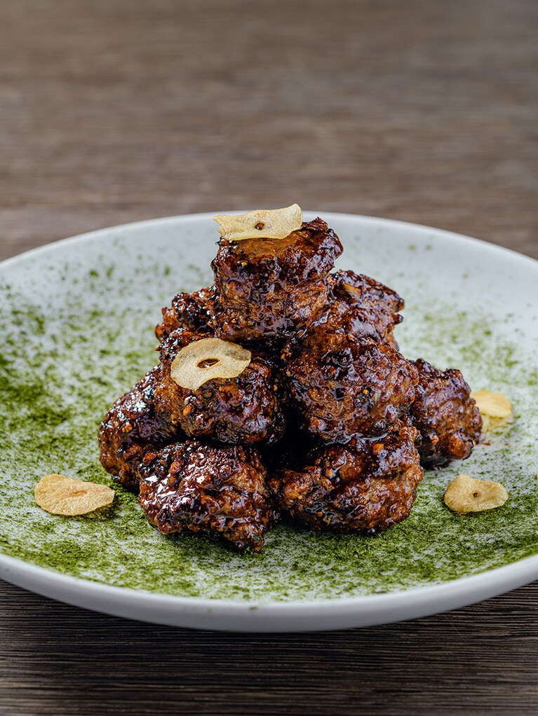 口の中いっぱいにジュワっと旨味が広がるヤンさんのシグネチャー料理「牛ヒレ肉のブラックペッパーソース 海苔パウダー添え」。