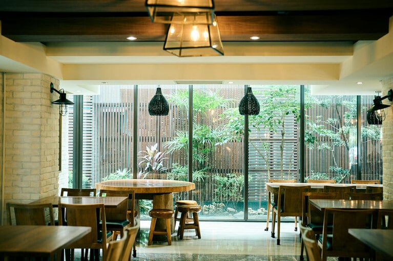 木のぬくもりを感じるロビーフロア。朝はダイニング会場に。写真　衛藤キヨコ