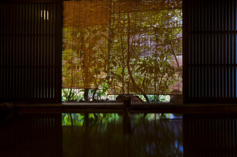檜の大きな丸太を組んだ女性専用内湯・檜風呂。田の原川沿いにあり、川の流れる音が迫力満点に響く。