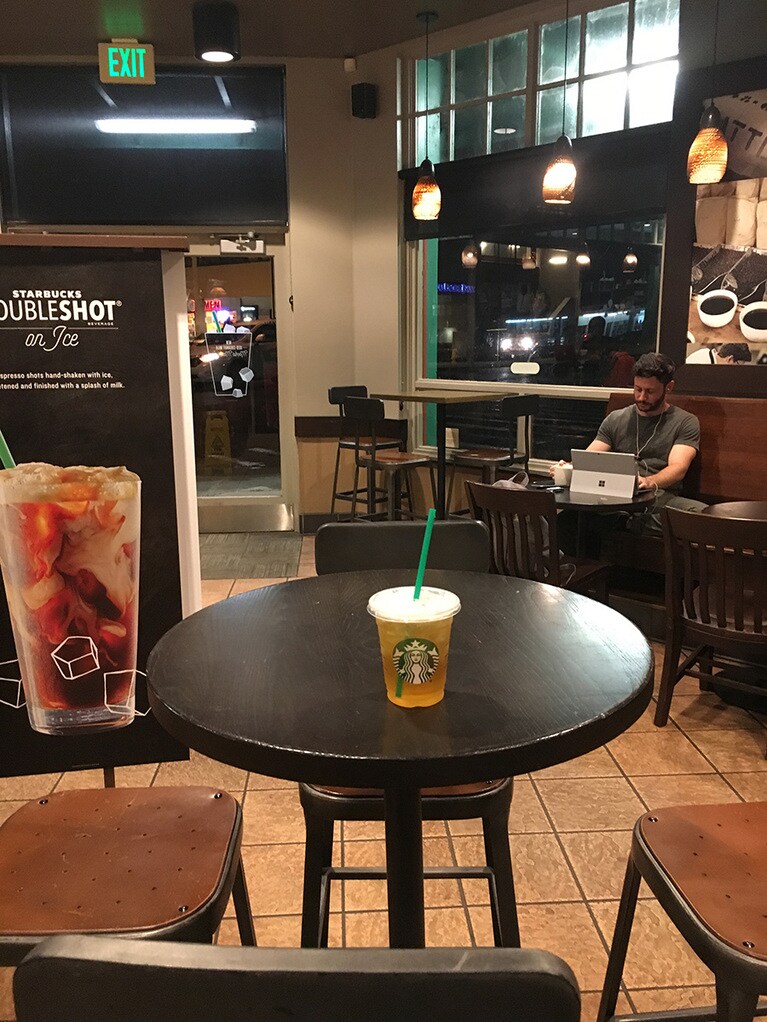 夜のスタバには、ハワイ大学の学生の姿が。留学生だった頃を思い出します。