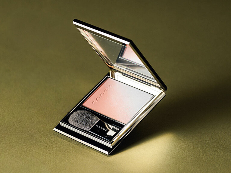 自然の彩りに着想を得た、肌をトーンアップするコーラルのチークと透明感溢れるブルーのハイライターが、大人の清廉さを表現。ブラーリング カラー ブラッシュ 08　6,600円／SUQQU