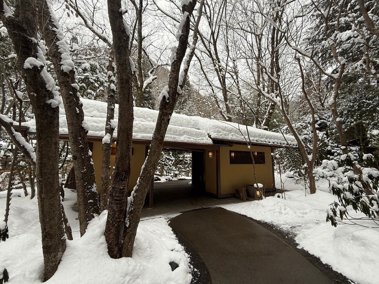 趣ある門を通って、宿の敷地へ誘われる。
