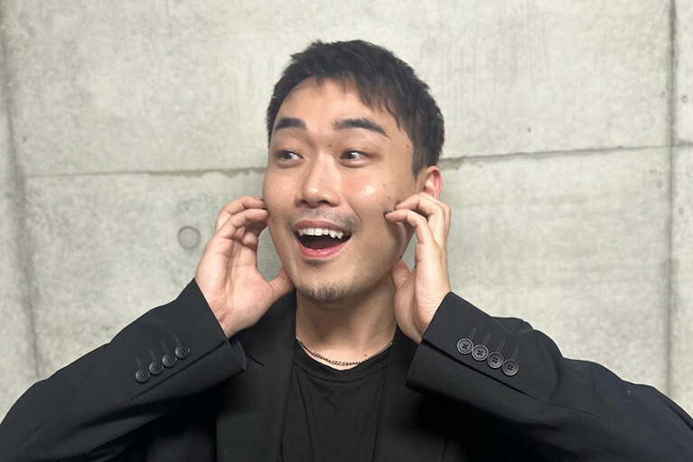 両手であごを包み込んで、下あごを下げないで声を出す（写真は鳥山先生）。