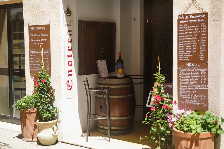 間口は狭いが、中は驚くほど広い。