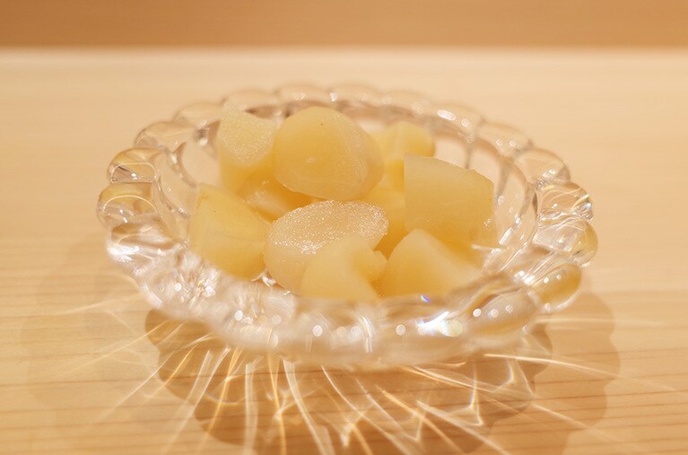 主役ではないが、ガラスの器に入ったガリにもこだわりがある。繊維質を感じないほどのやわらかい部分のみを使っているからこのような角切りにできるのだという。口に入れて奥歯で噛むとショウガ本来の味が広がる。