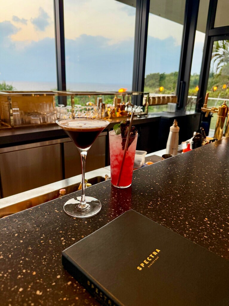 夕暮れ時に、サンセットバー「スペクトラ」へ。