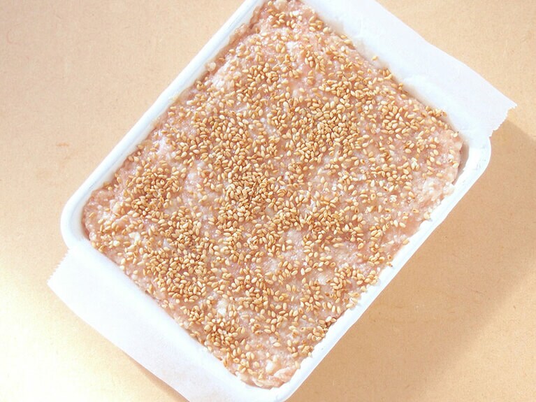 (5) 白いりごまを表面に満遍なく振りかけます。