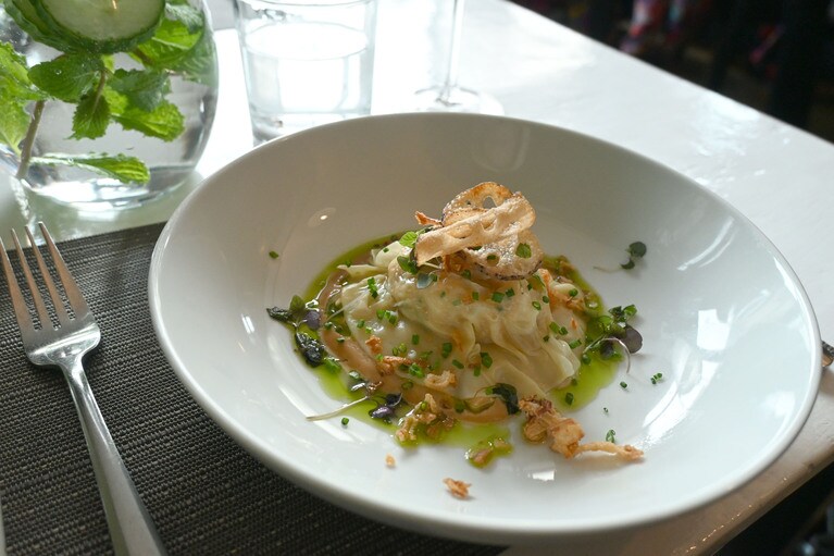 中華と東南アジアが融合したエビのワンタン。