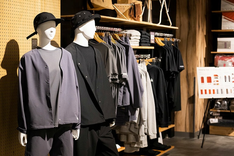 「スノーピーク」×「アルペンアウトドアーズ」の限定アイテムコーナー。キャンプ着にも街着にもおすすめです。