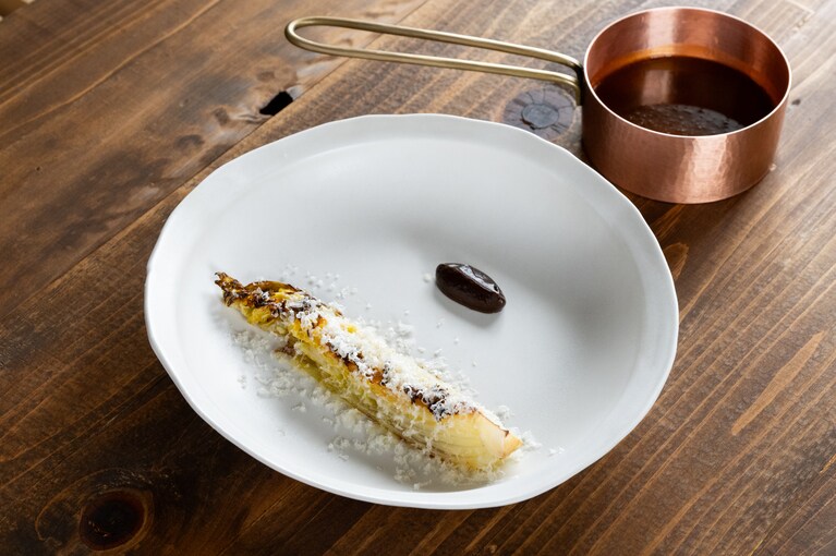 5品目は「雪下の白菜」の石窯焼き。芳しい香りとともにお目見えしたのは、大橋保隆さんに特注したという鎚起銅器のソースパンです。