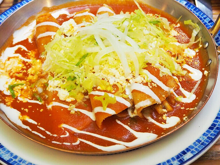メキシコ・シティ「アスル レストラン」のエンチラーダス。店によって盛り付けもいろいろ。