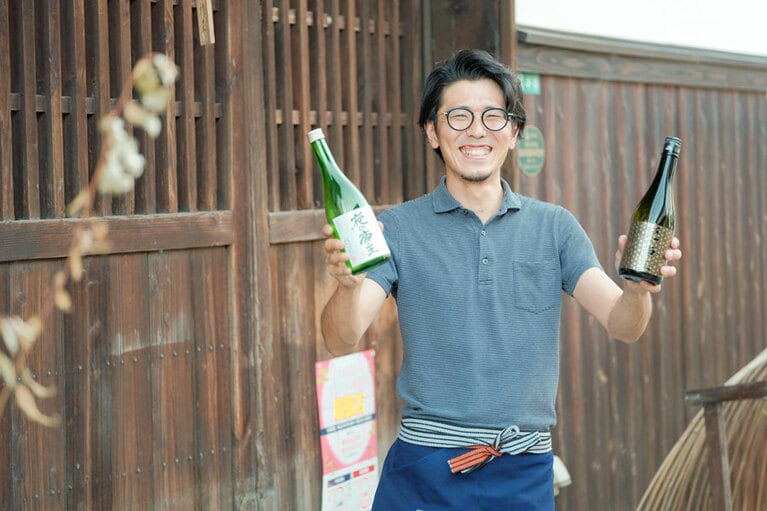 【藤井酒造】全量純米蔵のこだわりが詰まった「龍勢 夜の帝王」「龍勢 夜の帝王 FOREVER」を手にする藤井義大さん。