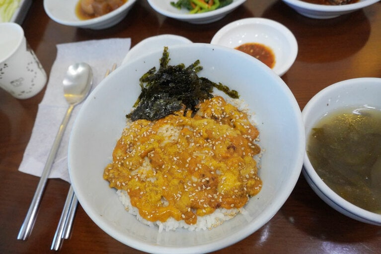 ミチョン食堂（미청식당）のウニ丼。ウニがたっぷりとご飯にのっています！