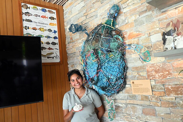 アートを通して環境保護を伝える海洋生物学者のオーシン・クリストファーさん。