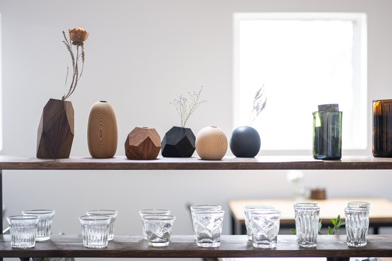 木製の一輪挿し(FUQUGI／鹿児島)、再生瓶のビーカー(F/style／新潟)、吹きガラスのグラス(森永豊／鹿児島)など。
