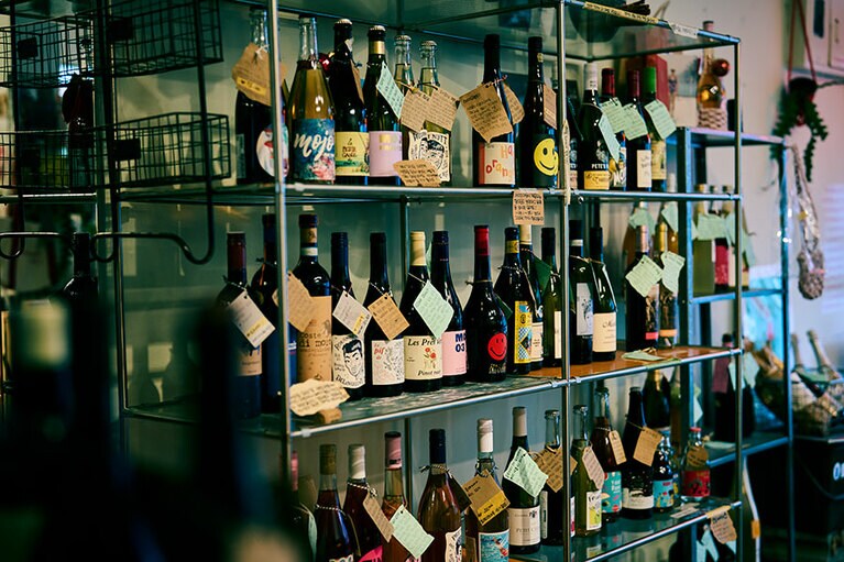 ワインセレクトショップ「Day Swimming Club」は店内でもワインを楽しめる／Day Swimming Club（デイ スイミング クラブ／데이 스위밍클럽）