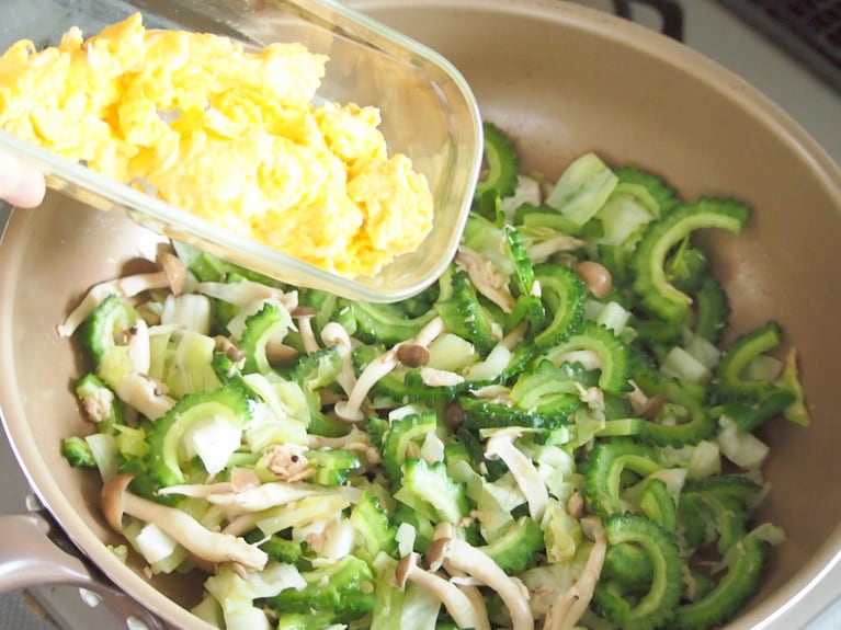 ゴーヤがしんなりしてきたら、取り出しておいた卵を戻し入れる。