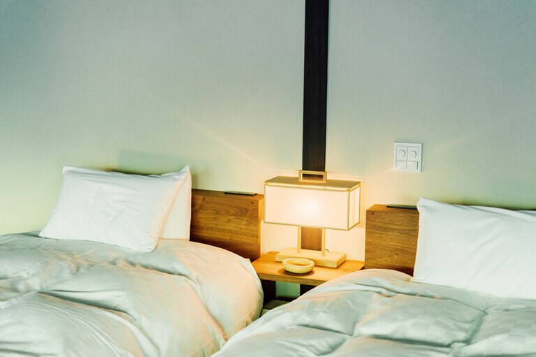 リニューアル後はベッドで眠れる和洋室を増やした。
