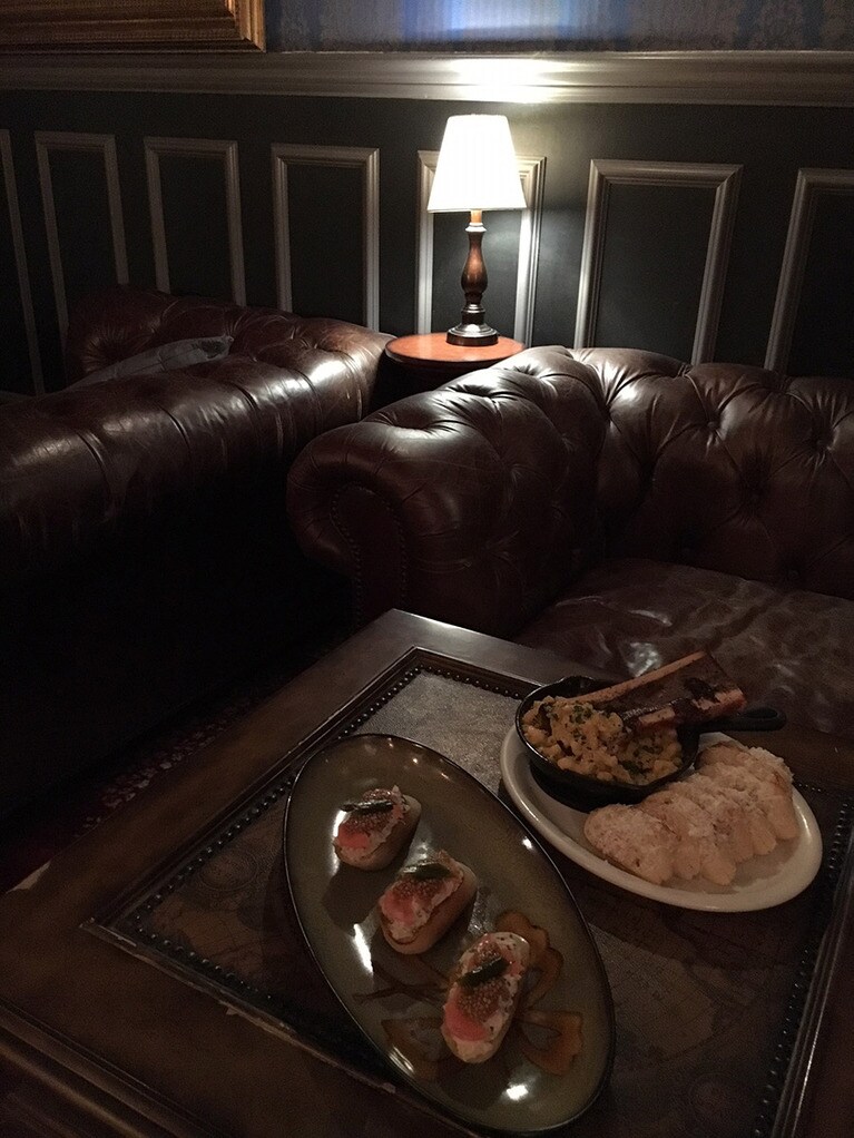 ボーンマローのマック＆チーズ(23ドル)と、スモークオパのクロスティーニ(12ドル)。