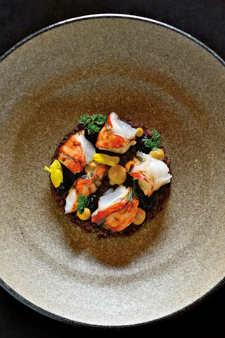 「伊勢海老のソカラ 黒ニンニクのソース」。