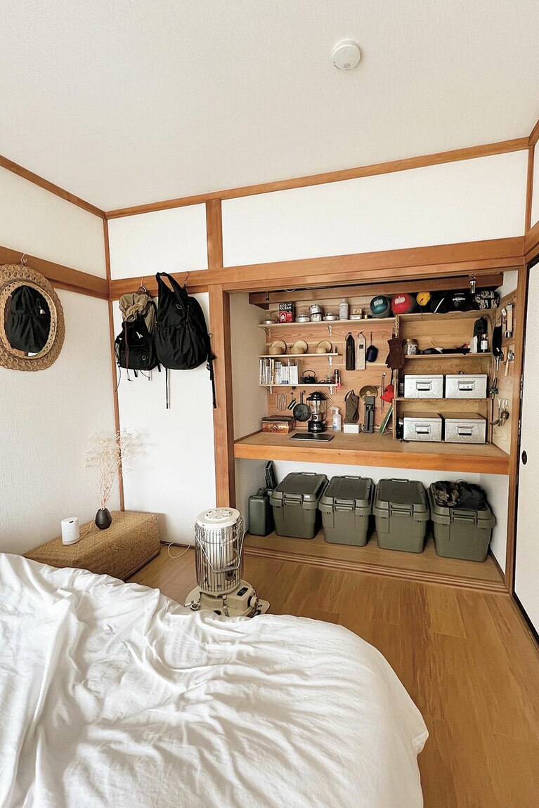 押入れに棚板を付け山とキャンプ道具の収納に。