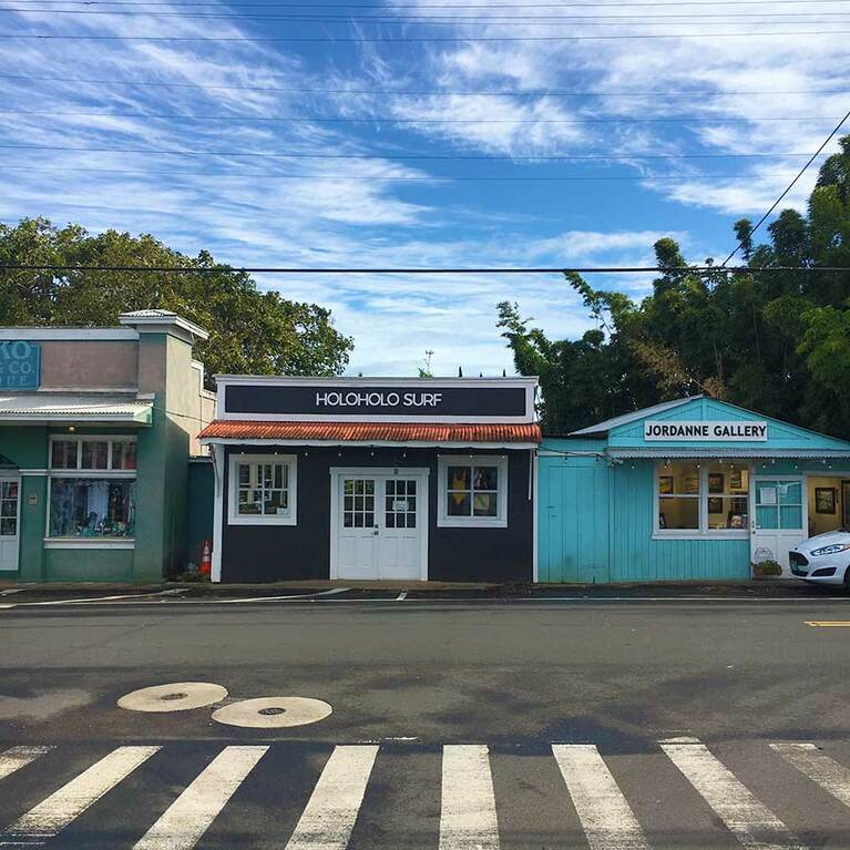 カウボーイの町マカワオ。小さな道に面した平屋のかわいいお店が並ぶ。店の前には馬留があったり。絵になる風景にほっこり。