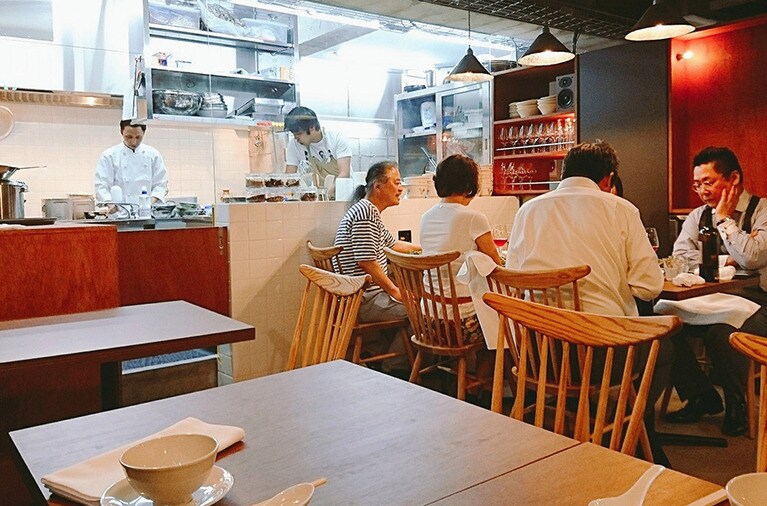 すっきりとしたインテリア。客席は28ほどだろうか。ゆったりしている。