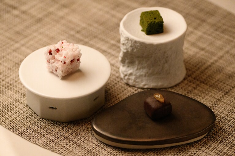 いちごのフリーズドライ、抹茶のパウンド、柚子を添えたダークチョコレート。どれもひと口で季節の余韻を感じられる、贅沢な締めくくり。よもぎ茶とのペアリングで、心までほどけていきます。