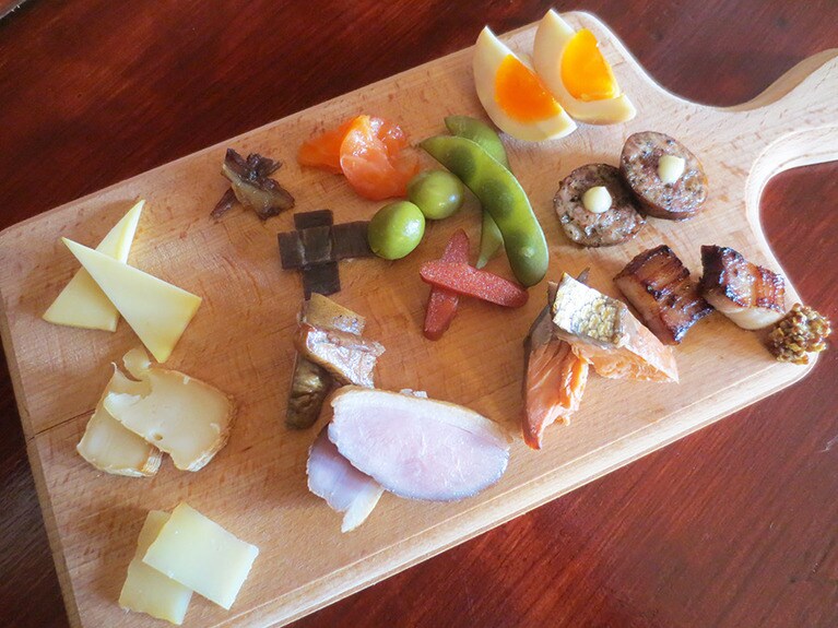 燻製マーケットのメニューより。ランチメニューの「燻製全種盛り」1,500円。