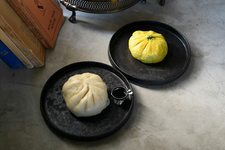 スープセットで選べる肉まんとガパオまん。「お隣りのお隣りにあるお店でテイクアウトも可能なんです。地方発送もできますので、年末年始の贈りものにもおすすめ」と赤澤さん。