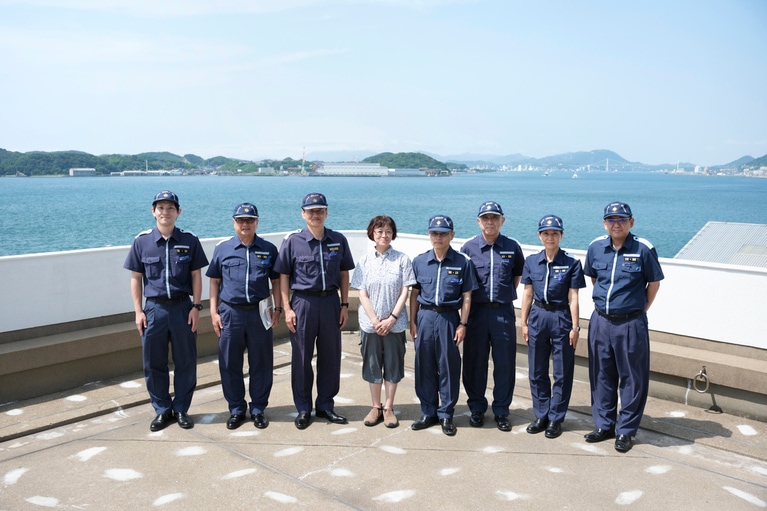 海の安全を守る海上保安庁の皆さんと関門海峡を背景に記念撮影。